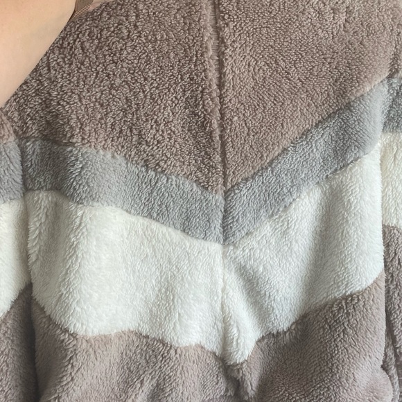 Sherpa zip up jacket with chevron pattern. Size Medium - Picture 5 of 5